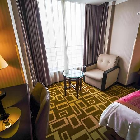 Dong Fang Hotel Beijing Exterior photo