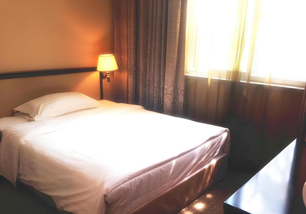 Dong Fang Hotel Beijing Exterior photo