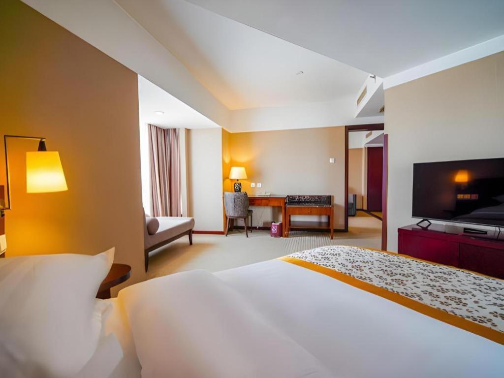 Dong Fang Hotel Beijing Exterior photo